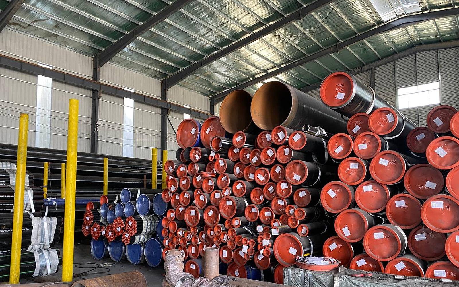 Seamless and welded steel pipe stock with protected ends
